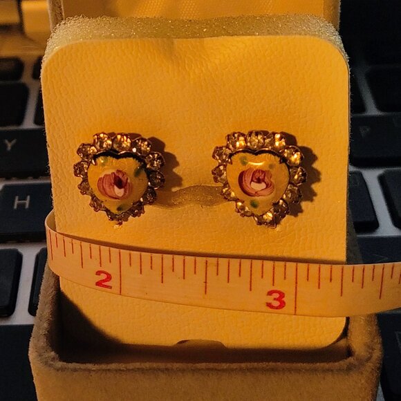 Heart shaped Vintage Screw Back Earrings. sPainted rose rhinestone - Picture 7 of 7